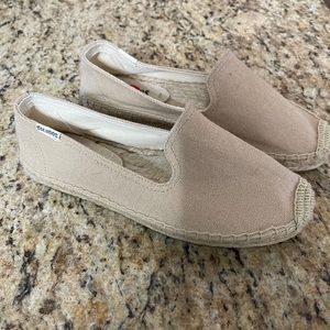 SOLUDOS KHAKI SLIP-ONS NWOB